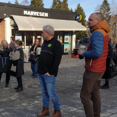 Samling for befaring på torget